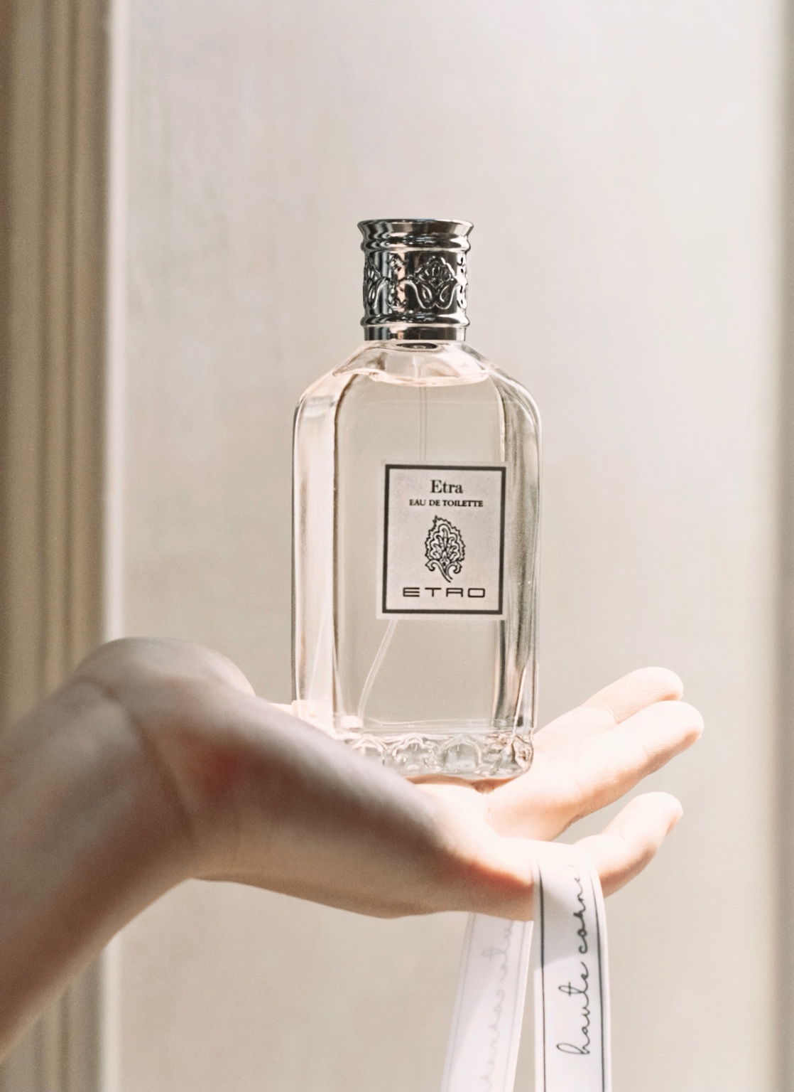 Chai Etro Etra trên bàn tay, ảnh chụp của Haute Corner